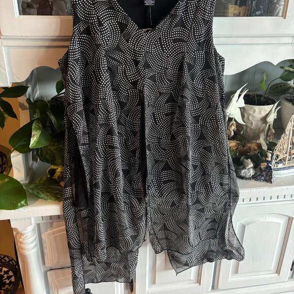 M (NWT) Flowy black and white tank top - Picture 1 of 2